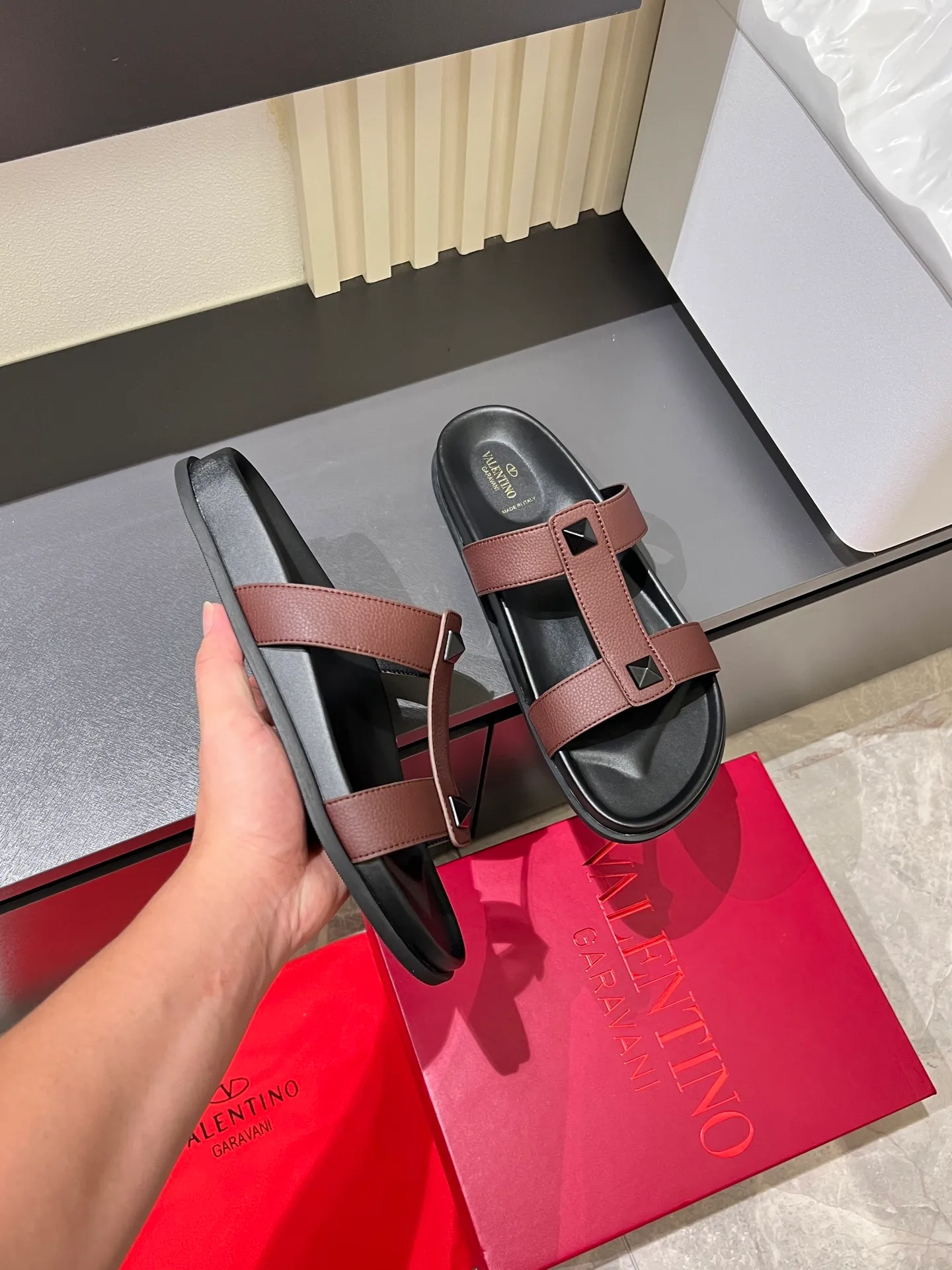 Men's shoes 💰p300 VALENTINO Men's 🧍‍♂️ Spring and summer new style metal logo flat slippers, elegant sandals, the same style worn by celebrities, original molding, imported calfskin. Rubber outsole. Soft and durable, full set of counter packaging size: 39-44 (.45.46 customized)